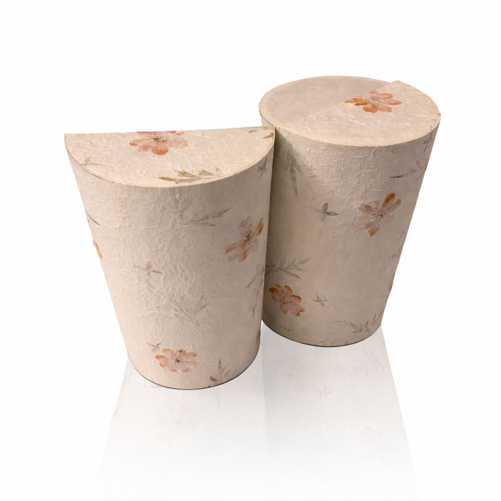 Biourne für die Erdbestattung mit wunderschönen Blumen