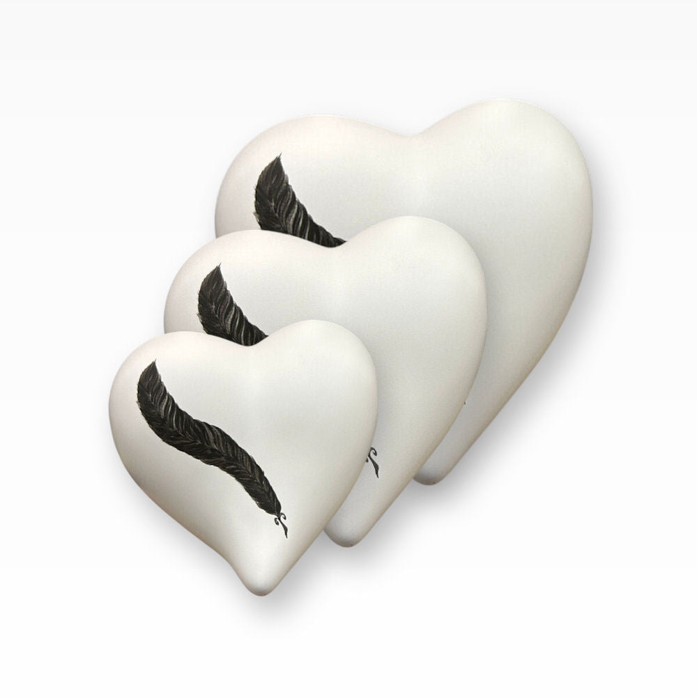 Keramikherz Tierurne Weiß mit Feder