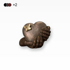 Tierurne für Zuhause Keramikurne Herz in Hände mit Schmetterling