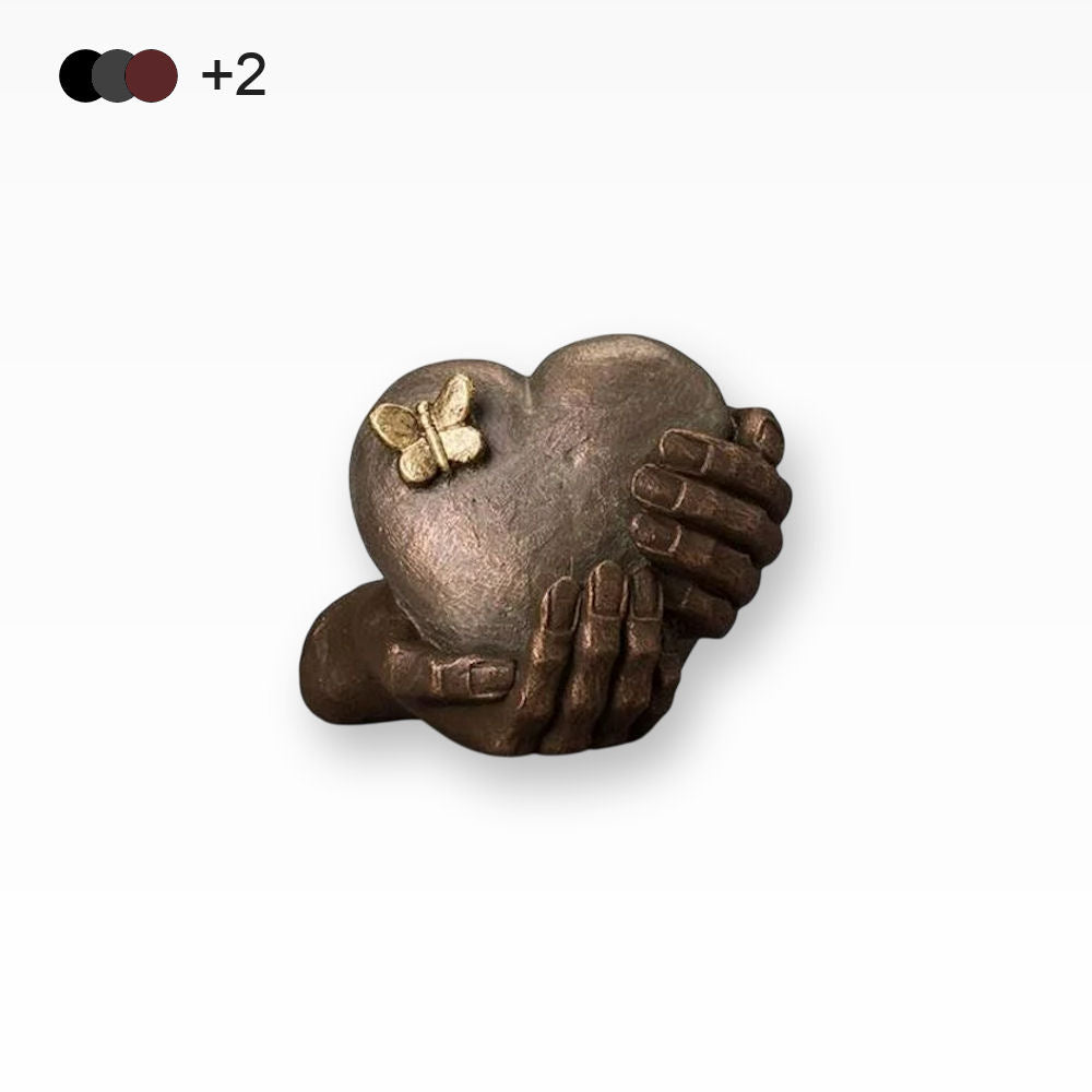 Tierurne für Zuhause Keramikurne Herz in Hände mit Schmetterling