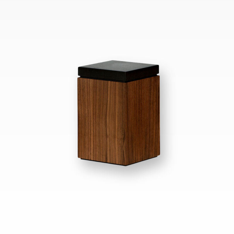 Tierurne aus Eichenholz handgefertigt