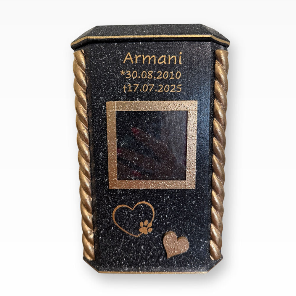 Tierurne Granit Gold Flechtborte mit Bilderrahmen