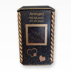 Tierurne Granit Gold Flechtborte mit Bilderrahmen