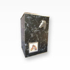 Urne für Pferd Marmoroptik Schwarz mit Pferdekopf in 3D