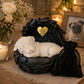 Monello Hundeurne Deluxe Mops in Engelsflügeln mit goldenem Pfotenherz