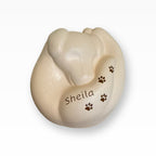 Hundeurne Porzellan Schlafender Hund in Hand