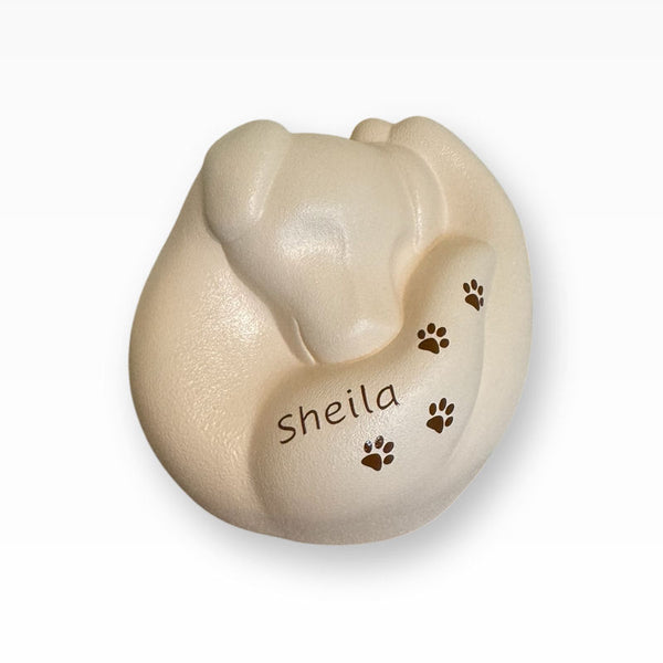 Hundeurne Porzellan Schlafender Hund in Hand