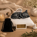 Monello Katzenurne Deluxe schwarze Katze auf cremefarbenem Kissen mit Gravurplatte