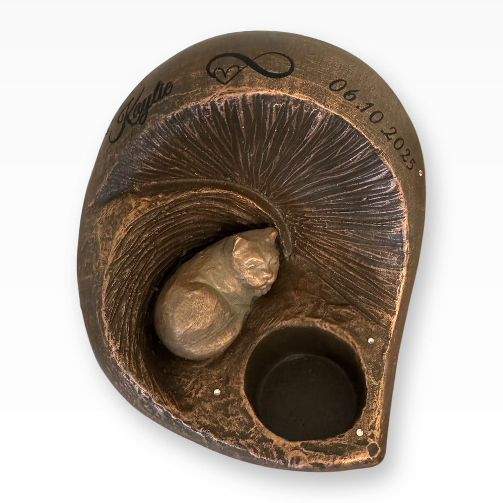 Besondere Tierurne Katze in Herz mit Gedenklicht