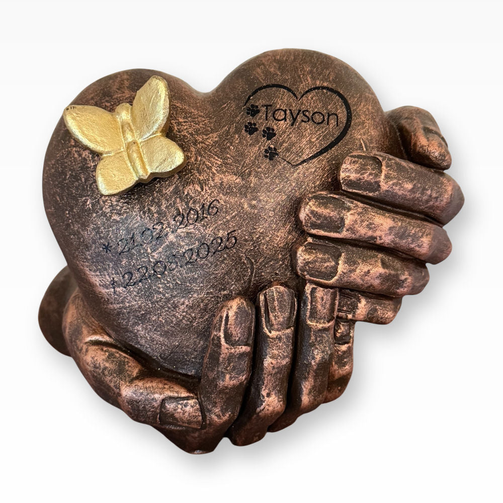 Tierurne für Zuhause Keramikurne Herz in Hände mit Schmetterling