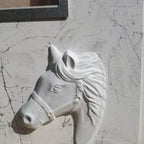 Pferdeurne Marmoroptik mit Bilderrahmen und Pferdekopf in 3D