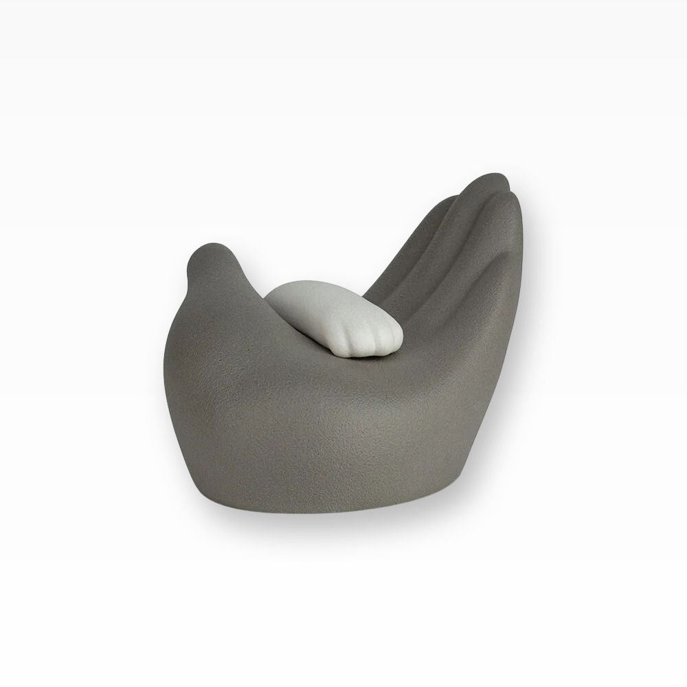 Tierurne Vertrautheit Pfote in Hand