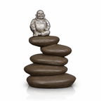 Keramik-Kunsturne Buddha auf Steinen – Symbol für Balance und inneren Frieden