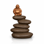 Keramik-Kunsturne Buddha auf Steinen – Symbol für Balance und inneren Frieden